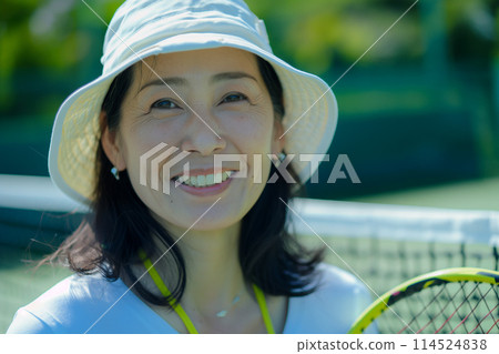 A woman who likes tennis 114524838