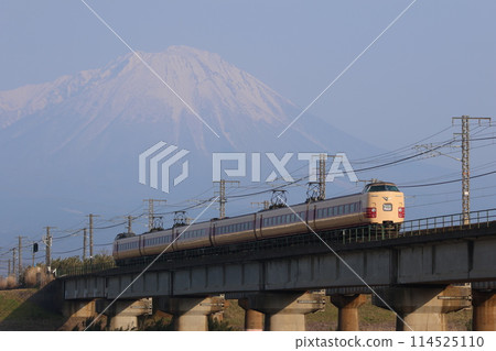 [JR West] 381 series "Yakumo" - National Railways color - and Mt. Daisen (Sanin Main Line: Higashiyama Park - Mt. Hoki Daisen) 114525110