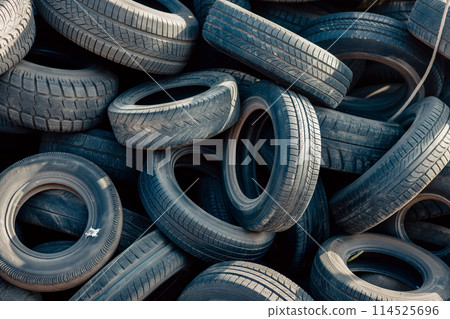 堆積的舊輪胎 114525696