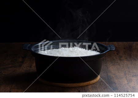 Clay pot rice Japanese food 114525754