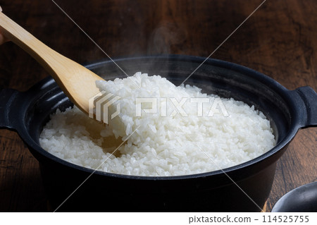Loosen up clay pot rice with a rice scoop Japanese food 114525755