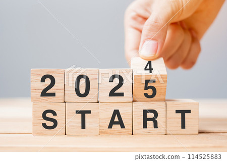 hand flipping block 2024 to 2025 START text on table. Resolution, strategy, goal, motivation, reboot, business and New Year holiday concepts 114525883