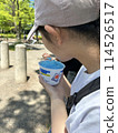 Girl eating shaved ice, summer vacation 114526517