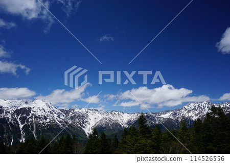 初夏的雪山和晴朗的天空 初夏的雪山和晴朗的天空 114526556