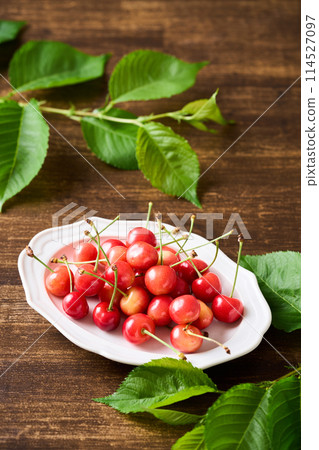 Cherries on a plate (Sato Nishiki from Yamagata Prefecture) 114527097
