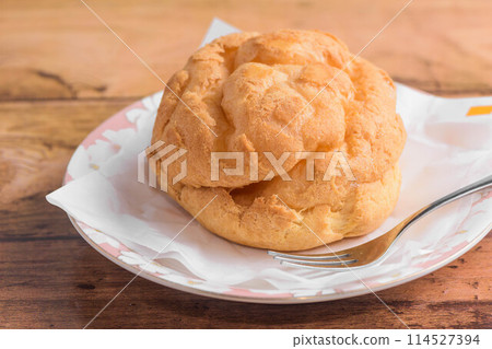 Custard cream puff 114527394