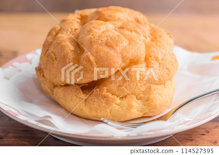 Custard cream puff 114527395