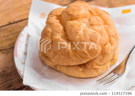 Custard cream puff 114527396