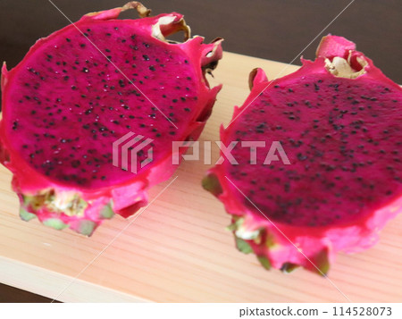紅火龍果切成兩半 114528073