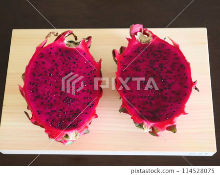 紅火龍果切成兩半 紅火龍果切成兩半 114528075