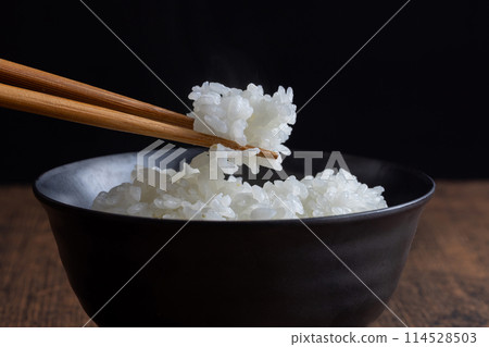 用筷子夾起米飯日本料理 用筷子夾起米飯日本料理 114528503