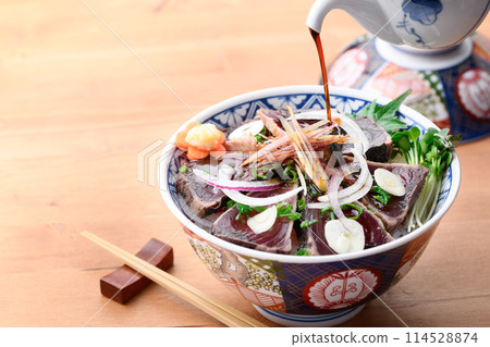 鰹魚烤蓋飯（裝有烤鰹魚的米飯） 114528874