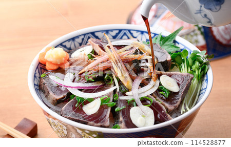 鰹魚烤蓋飯(裝有烤鰹魚的米飯) 鰹魚烤蓋飯(裝有烤鰹魚的米飯) 114528877