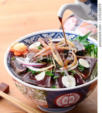 Seared Bonito Rice Bowl (a bowl of rice topped with seared bonito) 114528879