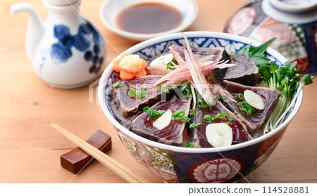 Seared Bonito Rice Bowl (a bowl of rice topped with seared bonito) 114528881