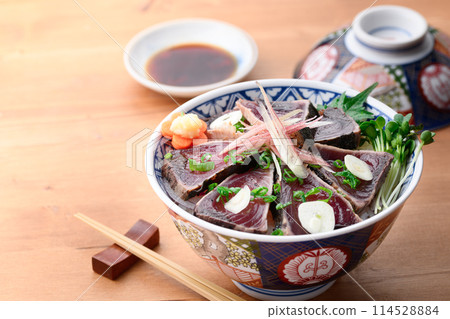 鰹魚烤蓋飯（裝有烤鰹魚的米飯） 114528884