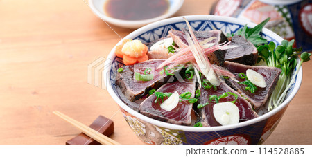 鰹魚烤蓋飯（裝有烤鰹魚的米飯） 114528885