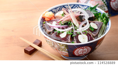 鰹魚烤蓋飯（裝有烤鰹魚的米飯） 114528889