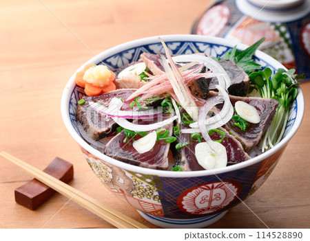 鰹魚烤蓋飯（裝有烤鰹魚的米飯） 114528890