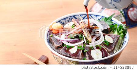 鰹魚烤蓋飯（裝有烤鰹魚的米飯） 114528893