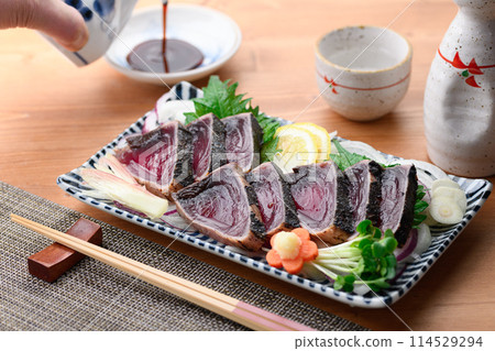 Seared bonito 114529294