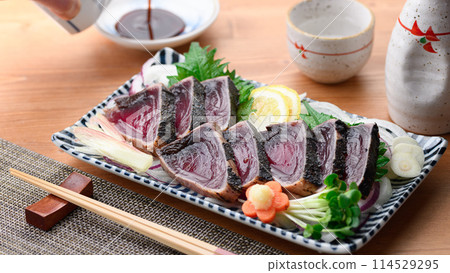 Seared bonito 114529295