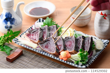 Seared bonito 114529302