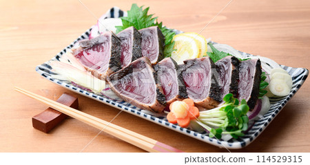Seared bonito 114529315