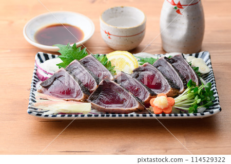 Seared bonito 114529322