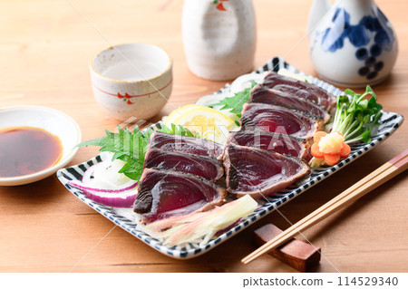 Seared bonito 114529340