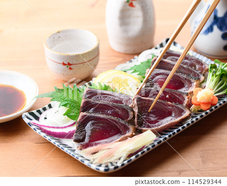 Seared bonito 114529344
