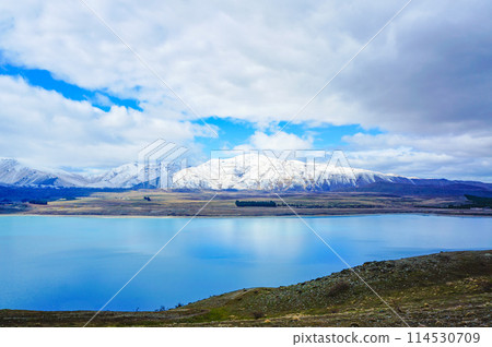 Milky blue Lake Tekapo and winter scenery of the mountains 114530709