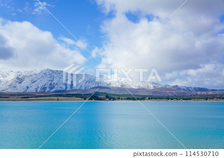 美麗的乳藍色特卡波湖和山脈 114530710