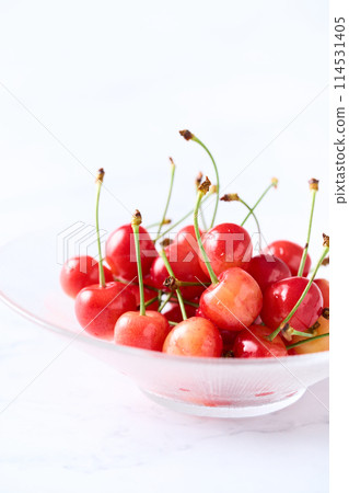 Cherries in a glass bowl: Sato Nishiki cherries from Yamagata Prefecture Cherries in a glass bowl: Sato Nishiki cherries from Yamagata Prefecture 114531405