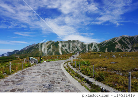 A clear blue sky, the scenery of Mt. Tateyama, and a stone-paved promenade A clear blue sky, the scenery of Mt. Tateyama, and a stone-paved promenade 114531419