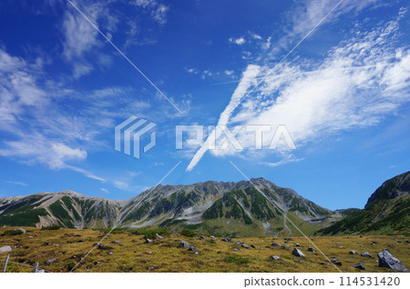 A clear blue sky and the scenery of Mt. Tateyama 114531420