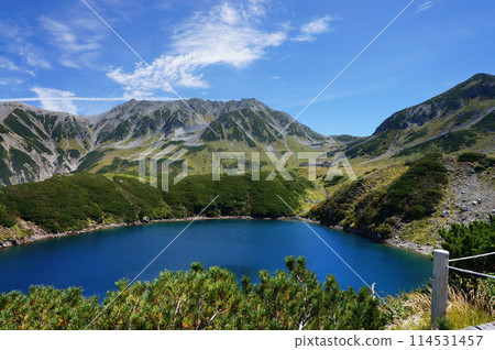 立山清澈蔚藍的風景（禦庫裡加池） 114531457