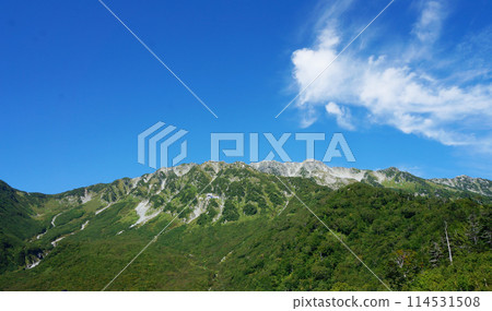 A clear blue sky and the scenery of Mt. Tateyama 114531508