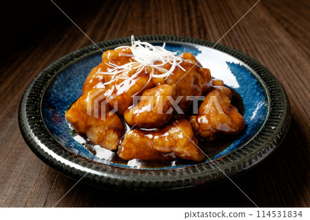 Black vinegar sweet and sour pork 114531834