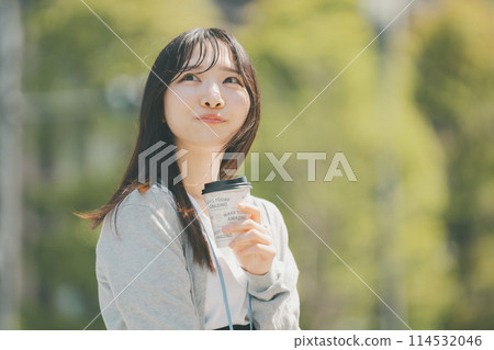 上班族出去吃午飯，在城裡散步 114532046