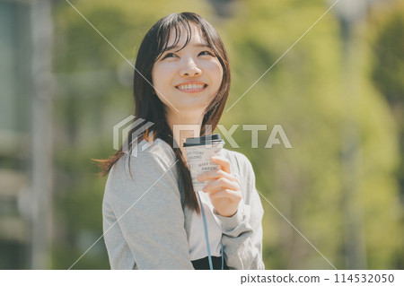 上班族出去吃午飯，在城裡散步 114532050