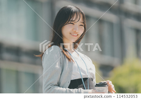 上班族出去吃午飯，在城裡散步 114532053