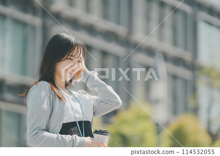 上班族出去吃午飯，在城裡散步 114532055