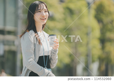 上班族出去吃午飯，在城裡散步 114532060