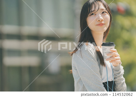 上班族出去吃午飯，在城裡散步 114532062
