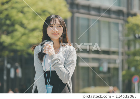 上班族出去吃午飯，在城裡散步 114532065