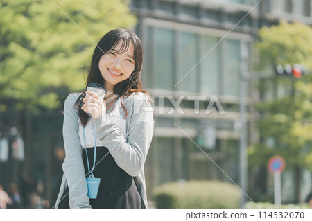 上班族出去吃午飯，在城裡散步 114532070