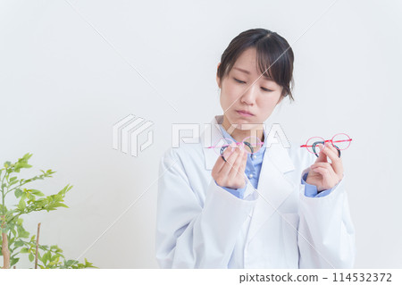 眼科醫師拿著兒童弱視眼鏡 114532372