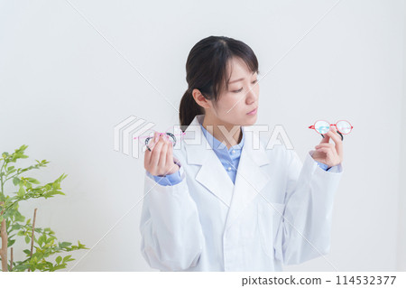 Ophthalmologist with glasses for child's amblyopia 114532377