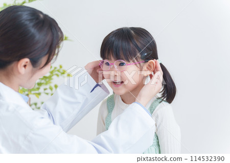 眼科醫師和戴眼鏡的弱視兒童 眼科醫師和戴眼鏡的弱視兒童 114532390